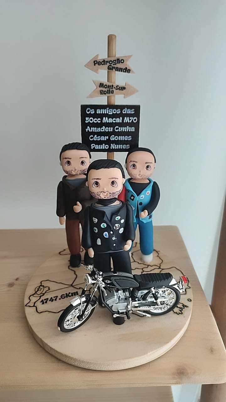 Topo Amigos c/ Base em Pinho Personalizado c/ mapa