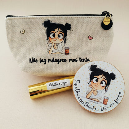 Necessaire Personalizada 10x15cm com Frases Divertidas, Bálsamo Labial e Espelho