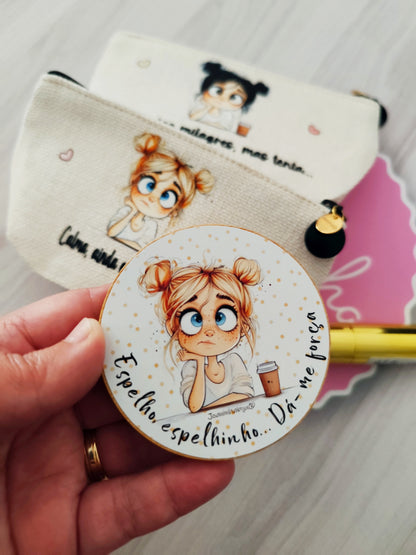 Necessaire Personalizada 10x15cm com Frases Divertidas, Bálsamo Labial e Espelho